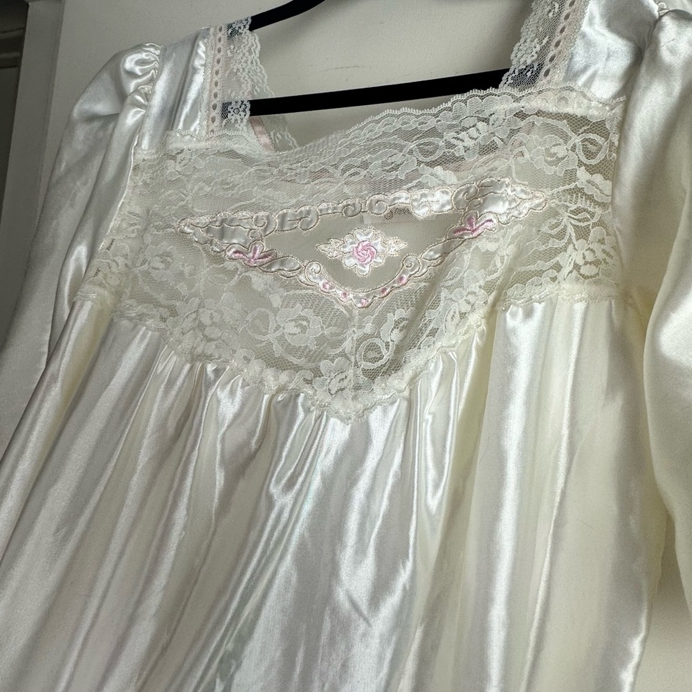 Lisa Steven’s White Vintage Satin Lace Embroidered 1/2Sleeves Ladies Nightgown S - Picture 4 of 15